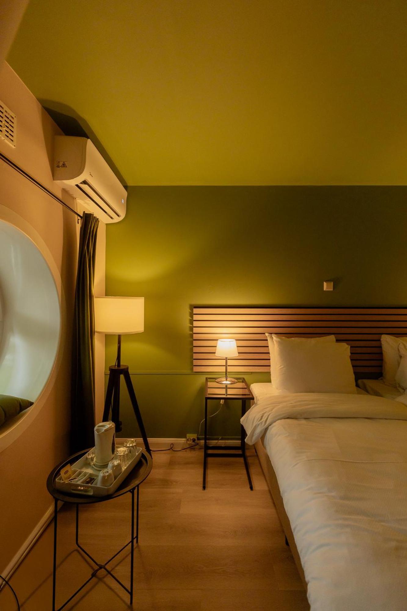 Floats By H2otel