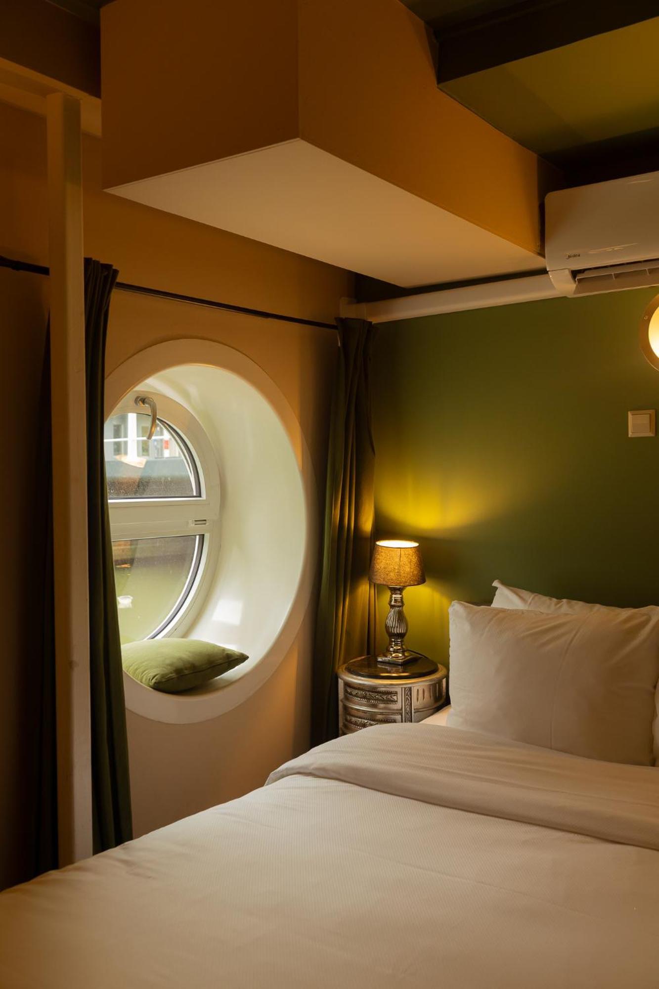 Floats By H2otel